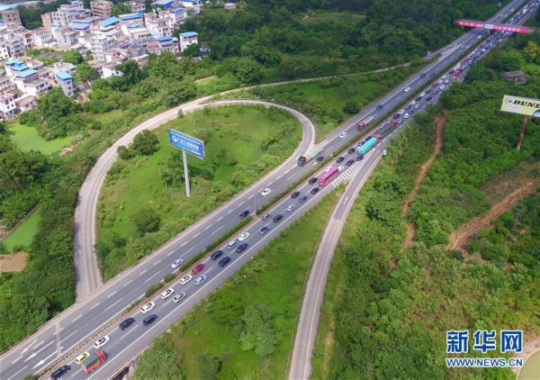 全國(guó)多地迎來(lái)國(guó)慶“黃金周”出行高峰