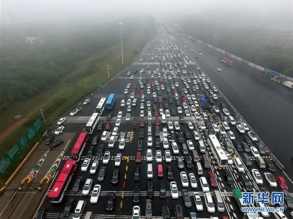 全國(guó)多地迎來(lái)國(guó)慶“黃金周”出行高峰