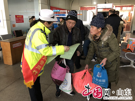 平安春運(yùn) 交警同行！濱州市開發(fā)區(qū)交警打響交安“宣傳戰(zhàn)”