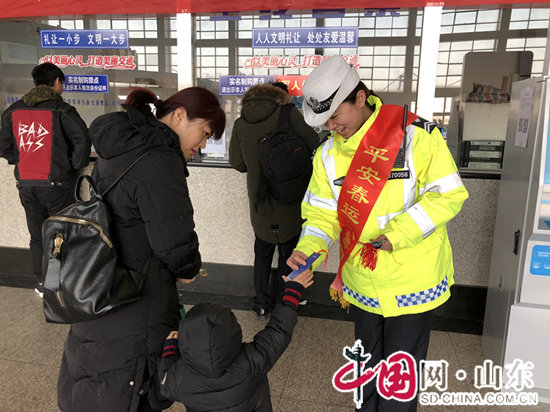 平安春運(yùn) 交警同行！濱州市開發(fā)區(qū)交警打響交安“宣傳戰(zhàn)”