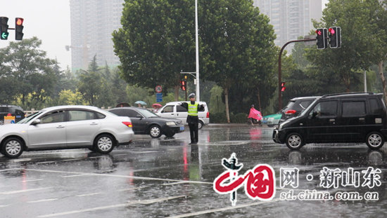 淄博公安交警雨中堅(jiān)守全力維護(hù)道路安全暢通