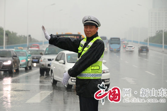 淄博公安交警雨中堅(jiān)守全力維護(hù)道路安全暢通