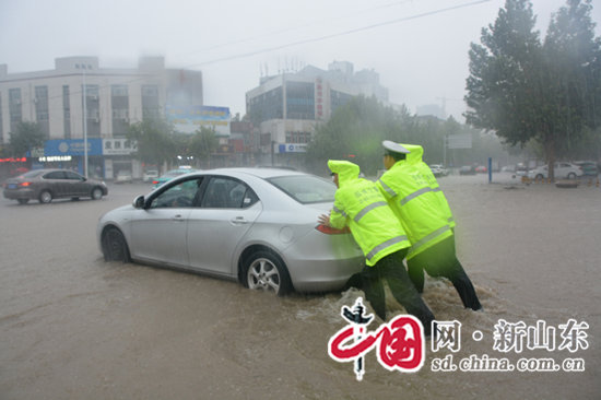 淄博公安交警雨中堅(jiān)守全力維護(hù)道路安全暢通