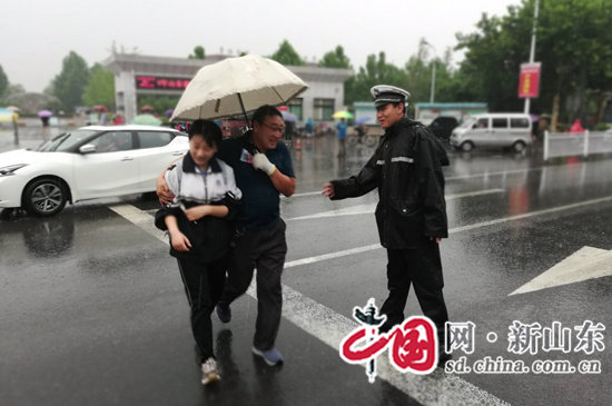 淄博公安交警雨中堅(jiān)守全力維護(hù)道路安全暢通