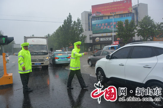 淄博公安交警雨中堅(jiān)守全力維護(hù)道路安全暢通