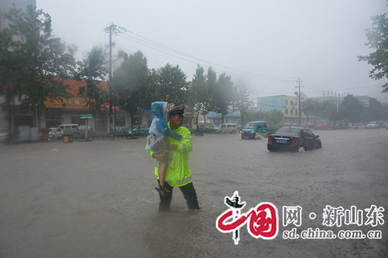 淄博公安交警雨中堅(jiān)守全力維護(hù)道路安全暢通